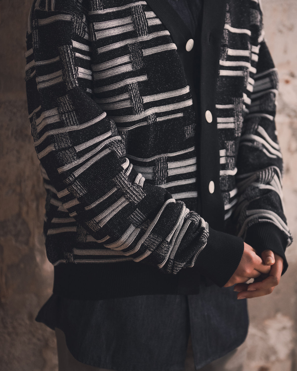 DEFORMATION BORDER KNIT CARDIGAN - BLACK/WHITE